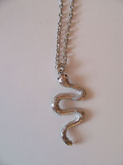 náhrdelník s príveskom hada