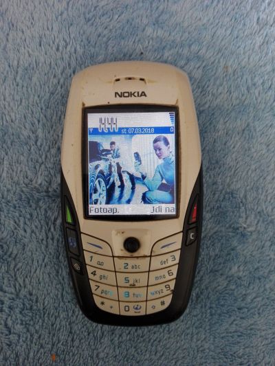 Stará Nokia 6600 se symbianem