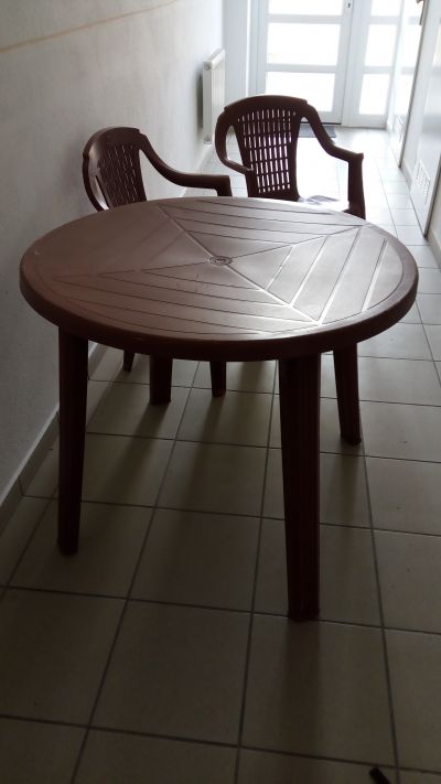 Zahradní nábytek - kulatý stůl a dvě židle barvy bordo
