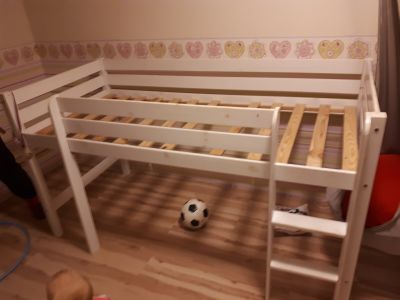 Vyvýšenou postel pro dítě s prostorem na hraní