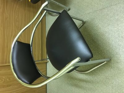 Set 4 židlí chrom/černá kože. Stáří cca 10, moc nepoužívané 