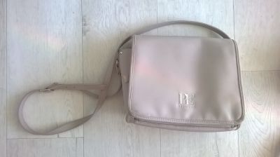 středně velká crossbody kabelka