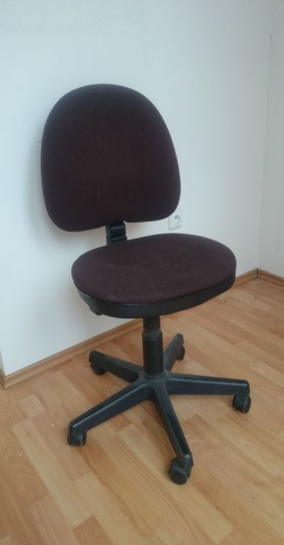 Kancelářská židle hnědá, bez opěrek na ruce
