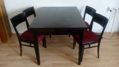 Jídelní stůl (dřevo) + 4 židle