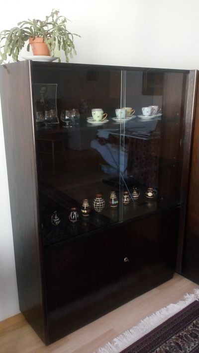 Skříňka s vítrínou