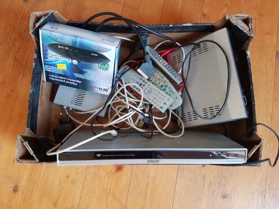 dvd sony, 2 x set top box, scart kabel a nějaké ovladače 