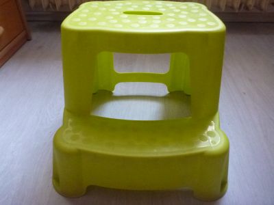 Plastová stolička - schůdky