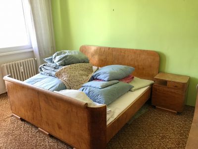 Ložnice – postel, noční stolky a šatní skříně 40. léta