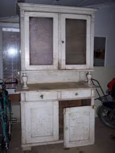 Stará kredenc i před rekonstrukcí