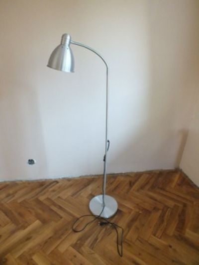 Stříbrná stojací lampa