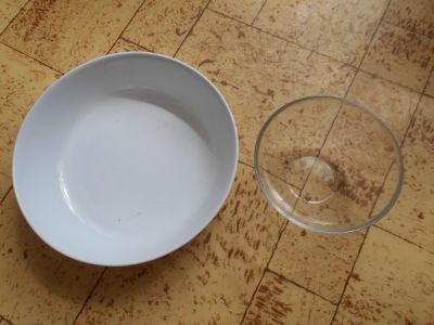 Plastový talířek a skleněná miska